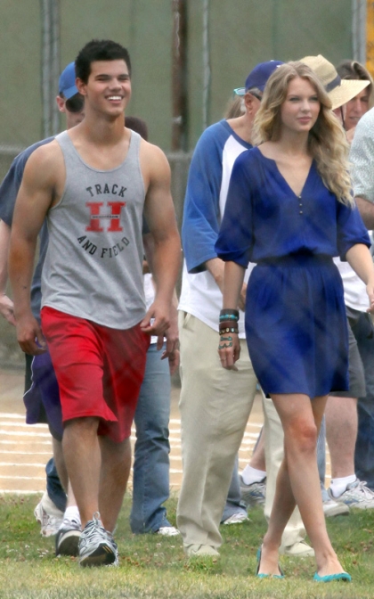 taylor swift and taylor lautner kissing. Lautner and Taylor Swift