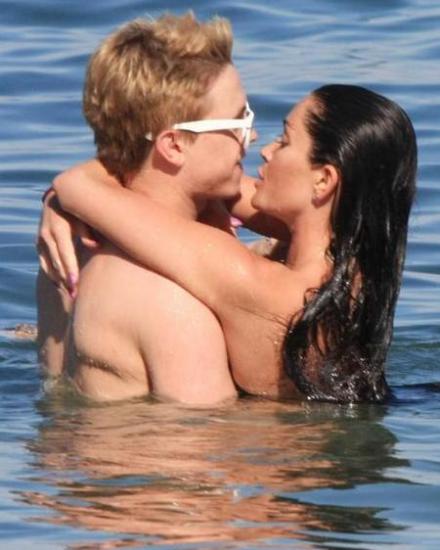 Jesse McCartney With Girlfriend At The Beach Posted on September 1