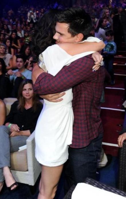 Taylor lautner and Selena Gomez embraced in a cozy hug at the Teen Choice 